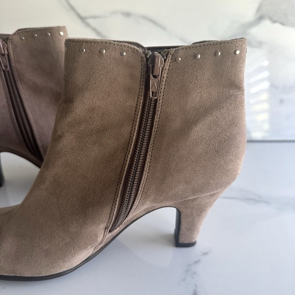 Aerosoles Grapeseed Faux Suede Studded Ankle Booties Women's Size 7 Taupe - Picture 5 of 15